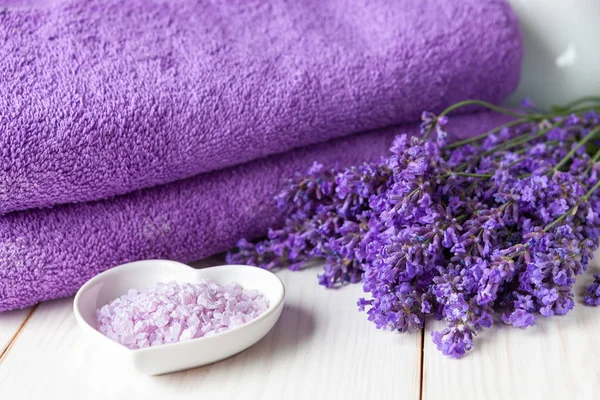 Lavendel bloemen, aromatisch zeezout en handdoeken. Concept voor Spa — Stockfoto