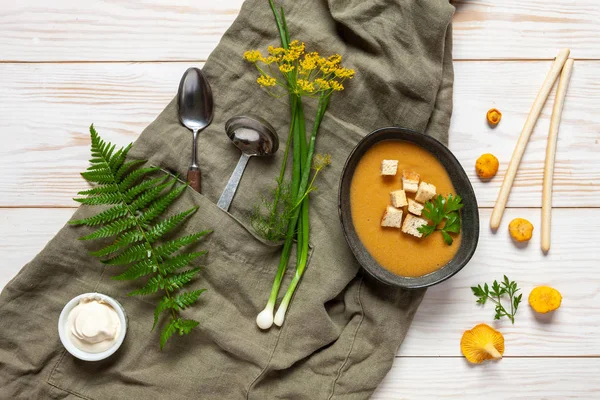 Sup krim dari jamur hutan segar chanterelles — Stok Foto