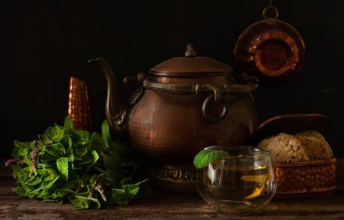 Taze doğal nane çayı nane bir demet ile masada 