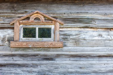 Ahşap platband ile küçük pencere 