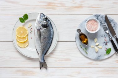 Baharat, zeytinyağı, sarımsak ve baharat ile taze dorado balık 