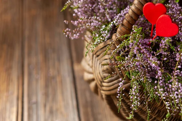 Bellissimo bouquet fresco di erica foresta in fiore nel cesto — Foto Stock