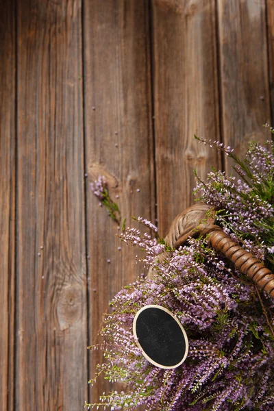 Beau bouquet frais de bruyère de forêt en fleurs dans le panier — Photo