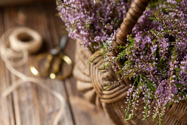 Hermoso ramo fresco de brezo del bosque en flor en la cesta — Foto de Stock