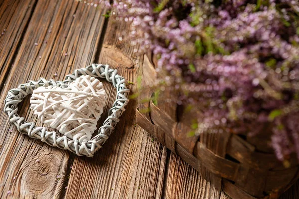 Bellissimo bouquet fresco di erica foresta in fiore nel cesto — Foto Stock