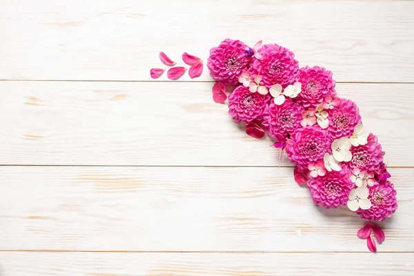 Motivo floreale autunnale con dalie rosa — Foto Stock
