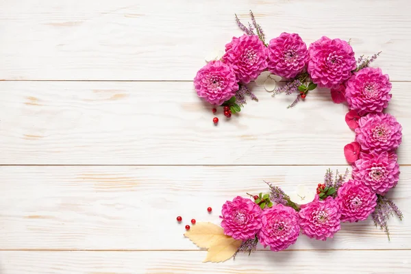 花卉装饰。与粉红达利哈斯，秋天的叶子和牛 — 图库照片
