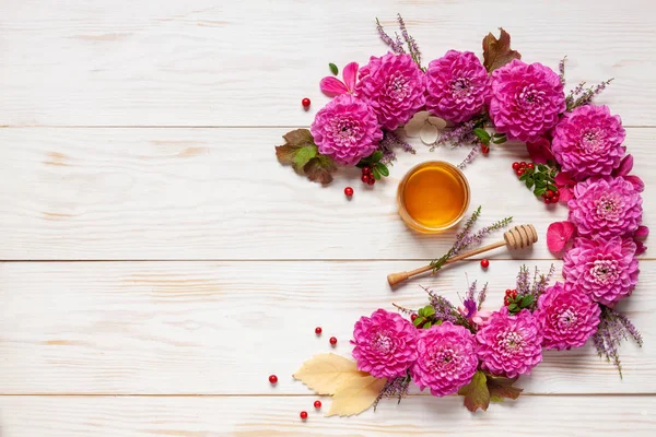 Decorazione floreale. con Pink Dahlijas, foglie autunnali, cowberry — Foto Stock