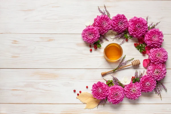 Decorazione floreale. con Pink Dahlijas, foglie autunnali, cowberry — Foto Stock