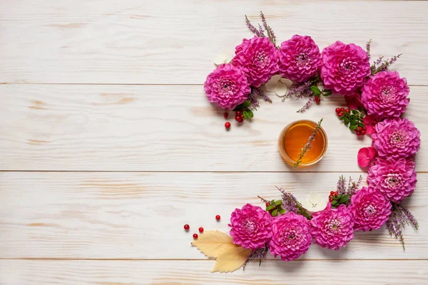 Decoração floral. com Dahlijas rosa, folhas de outono, cowberry — Fotografia de Stock