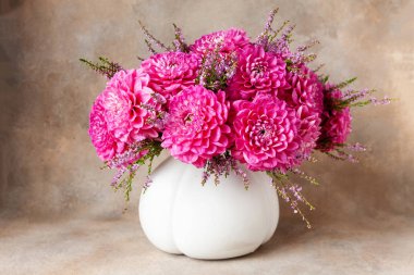 Beyaz vazo pembe dahlias Güzel taze buket.