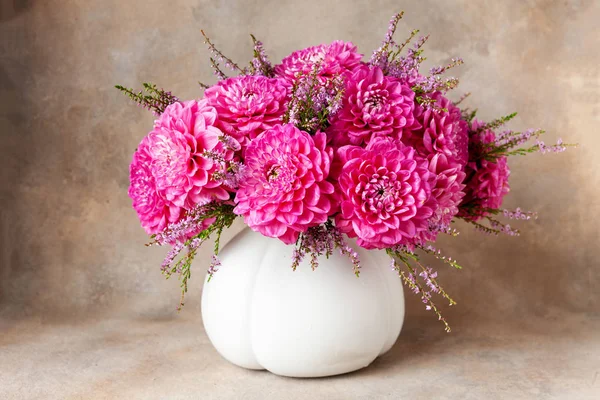 Beyaz vazo pembe dahlias Güzel taze buket.