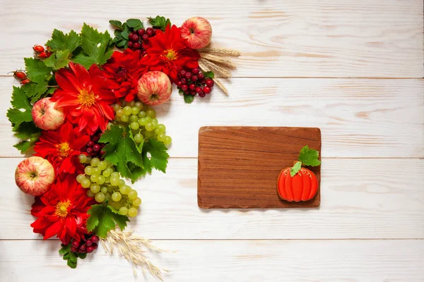 Maçãs, uvas, flores vermelhas da dália, bagas vermelhas e mel — Fotografia de Stock