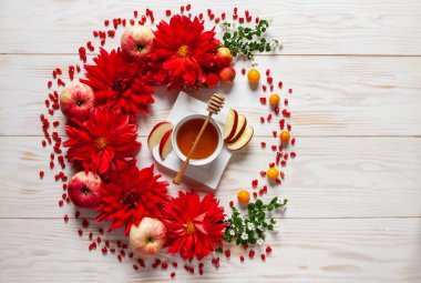 Elma, kırmızı dahlia çiçekleri, nar ve bal 