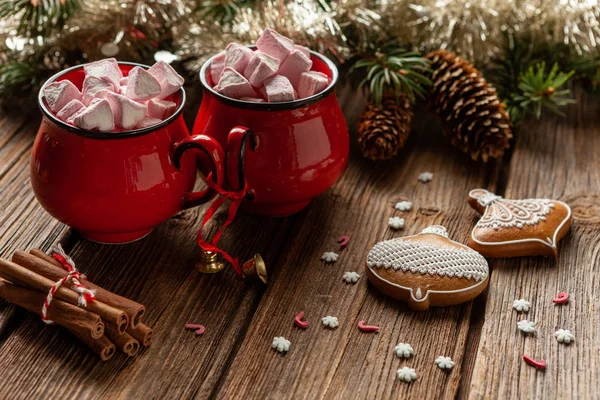 Dos tazas rojas con bebida caliente y malvavisco con pan de jengibre . — Foto de Stock