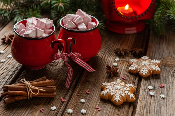 Dois copos vermelhos com bebida quente e marshmallow com pão de gengibre . — Fotografia de Stock