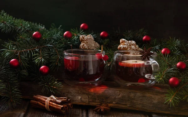Two red cups with hot fruit drink  gingerbread. — Stock Photo, Image