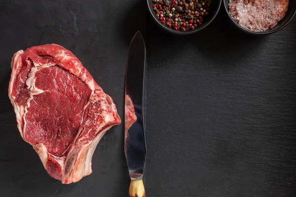 Bife cru de carne fresca com osso, especiarias e temperos — Fotografia de Stock