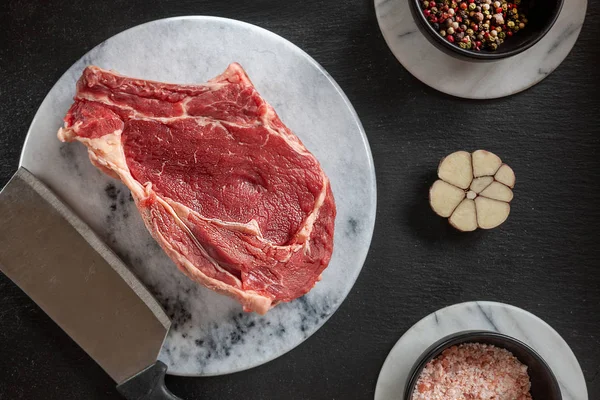 Bife cru de carne fresca com osso, especiarias e temperos — Fotografia de Stock