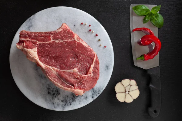 Bife cru de carne fresca com osso, especiarias e temperos — Fotografia de Stock