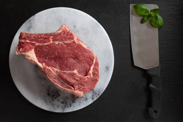 Bife cru de carne fresca com osso, especiarias e temperos — Fotografia de Stock