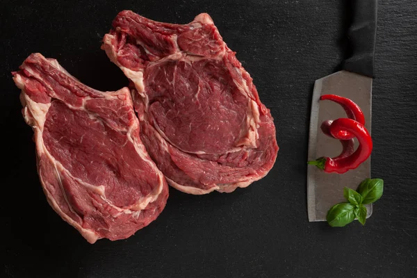Nyers friss marha steak csonttal, fűszerekkel és ételízesítők — Stock Fotó