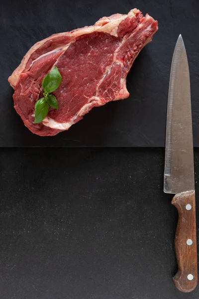 Bife cru de carne fresca com osso, especiarias e temperos — Fotografia de Stock