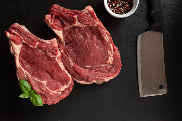 Bifes Crus Carne Fresca Com Ossos Tábua Corte Pedra Machado — Fotografia de Stock