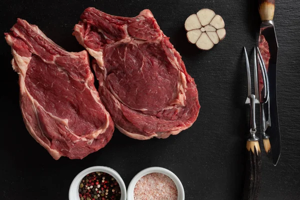 Rauwe Verse Rundvlees Steaks Met Botten Steen Snijplank Keuken Met — Stockfoto