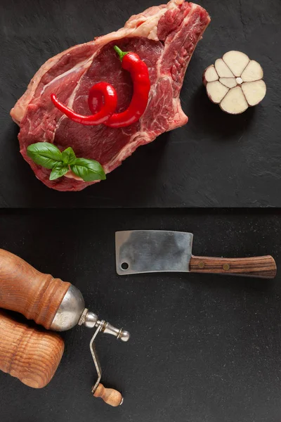 Steak Daging Sapi Mentah Dengan Tulang Batu Potong Papan Dan — Stok Foto