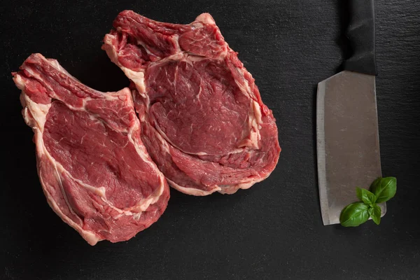 Rauwe Verse Rundvlees Steaks Met Botten Steen Snijplank Keuken Top — Stockfoto