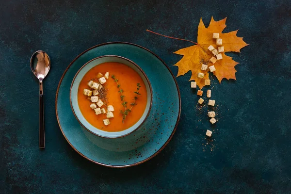 Pumpkin tradisional sup krim buatan sendiri dengan croutons dan thyme . — Stok Foto