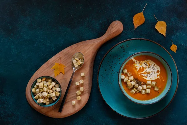 Pumpkin tradisional sup krim buatan sendiri dengan croutons dan thyme . — Stok Foto