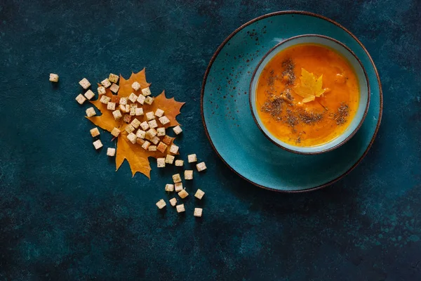 Pumpkin tradisional sup krim buatan sendiri dengan croutons dan thyme . — Stok Foto