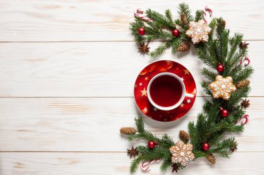 Bir fincan kokulu çay ve köknar ağacı dallı Noel süsü.