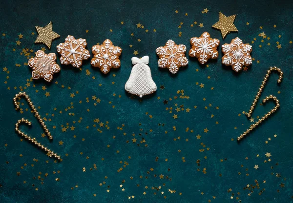圣诞问候框架姜饼与雪花和圣诞装饰的深绿色背景 — 图库照片