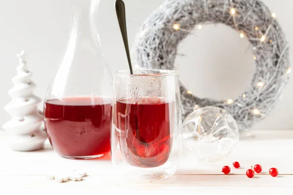 Julsammansättning med en varm drink av viburnum — Stockfoto