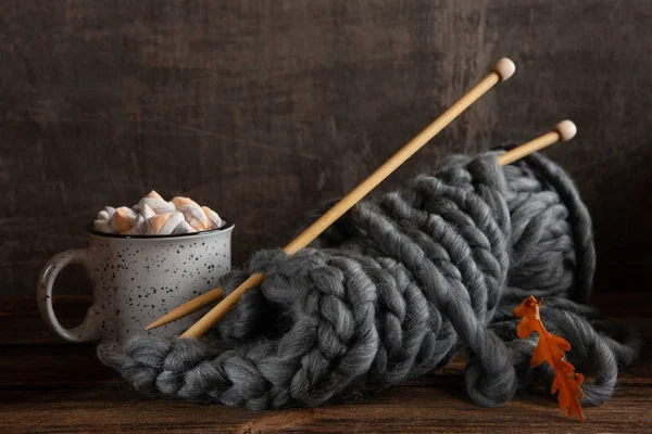 Tricô com fios grossos cinza em agulhas de tricô de madeira — Fotografia de Stock