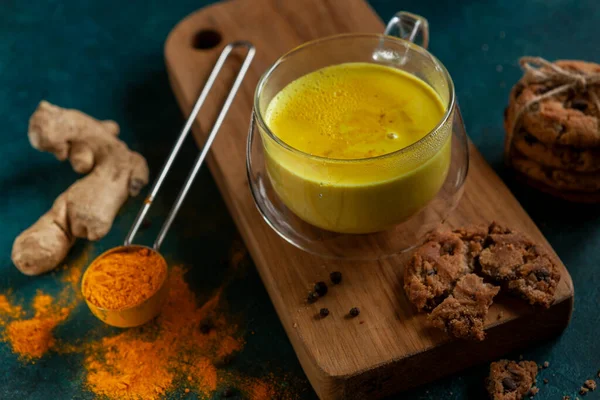 Bir fincan ayurvedic, yeşil desenli, kakao tozu, zencefil ve bal katılmış, altın sütlü zerdeçal latte..