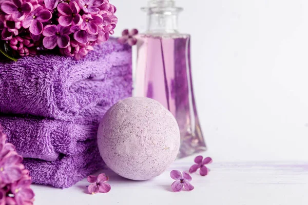 Lilac Květiny Aromatická Mořská Sůl Cibule Fialový Parfém Ručníky Koncept — Stock fotografie