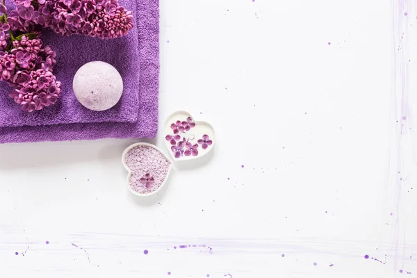 Garam Laut Handuk Ungu Lembut Dan Kosmetik Dengan Bunga Lilac — Stok Foto