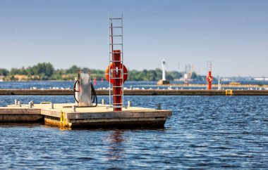 Küçük motorlu gemiler, yatlar ve tekneler için depolama istasyonu