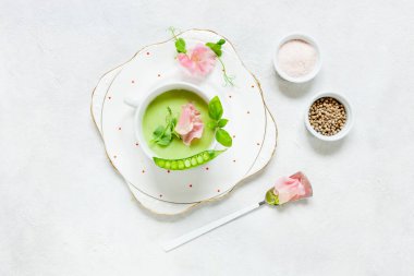 Ev yapımı taze bezelye kremalı çorba bezelye filizi ve çiçeklerle