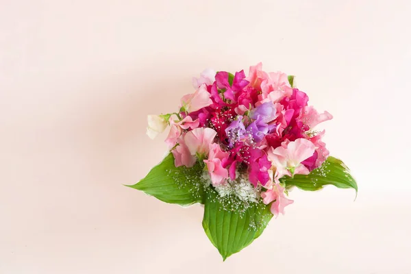 Bukiet Świeżych Żywych Kwiatów Grochu Wazonie Zbliżenie Selektywne Skupienie Się — Zdjęcie stockowe