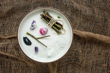 Tahta sopalar, kuş tüyü, yarı değerli taşlar ve mineraller. Falcılık, büyü ve ayin malzemeleri. Üst görünüm, Yakın plan