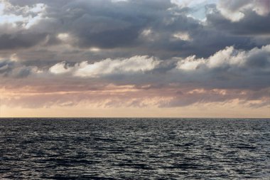 Baltık Denizi üzerinde güzel bir gün batımı. Doğal arka plan. - Letonya. Denizde sakin bir akşam. Metin için alanı kopyala