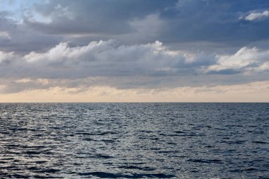 Baltık Denizi üzerinde güzel bulutlu gün batımı. Doğal arka plan. - Letonya. Denizde sakin bir akşam. Metin için alanı kopyala
