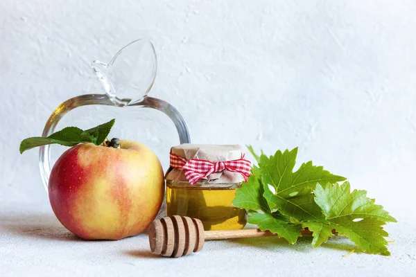 Elma ve bal. Rosh Hashanah 'ın Yahudi Yeni Yılı. Üst görünüm, beyaz arkaplanı kapat.