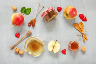 Elma, ceviz ve bal. Rosh Hashanah 'ın Yahudi Yeni Yılı. Üst görünüm, açık gri arkaplanı kapat.