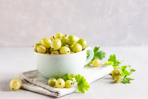 Closeup Fresh Green Gooseberry Berry Leaves Cup — Stok Foto